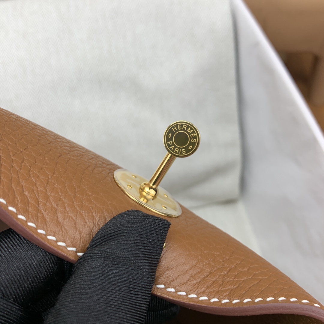 Hermès Lindy 26 Gold Clemence Gold Hardware - Image 9