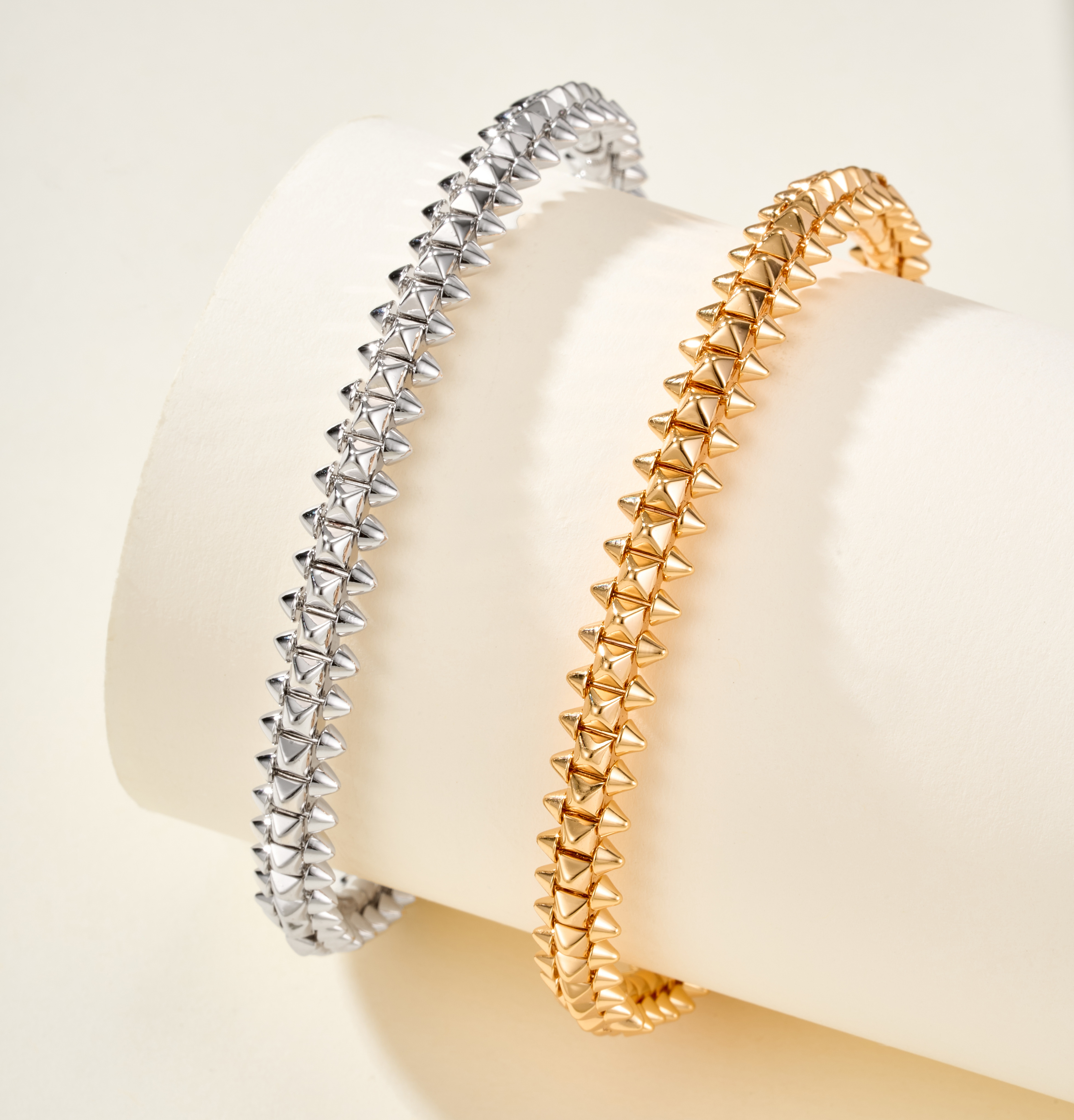Cartier Clash Narrow Studded Bangle without Diamonds in V-Gold - SUPER-MIRROR