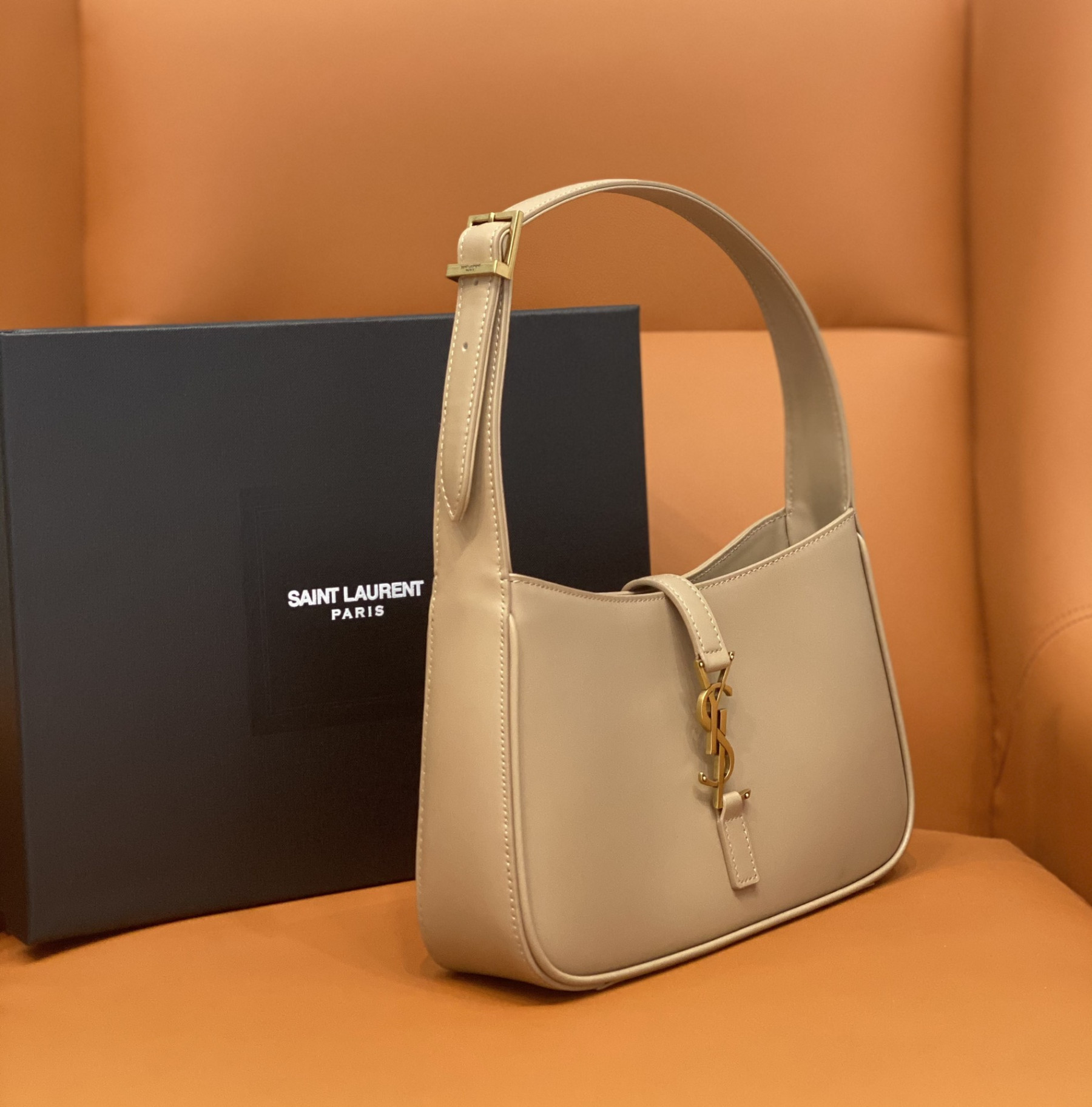 YSL LE 5 À 7 IN SMOOTH LEATHER IVOIRE NATUREL 23 X 16 X 6.5 CM - Image 3