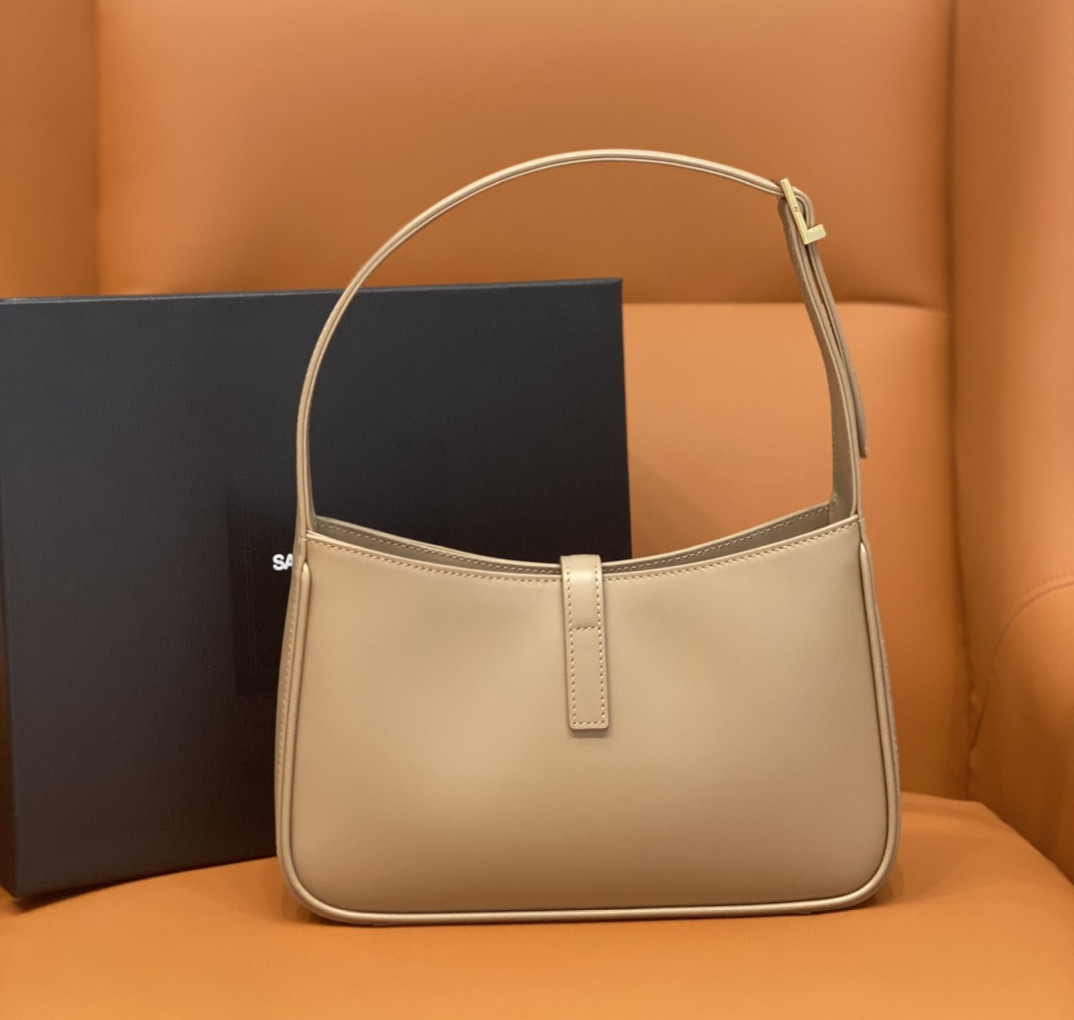 YSL LE 5 À 7 IN SMOOTH LEATHER IVOIRE NATUREL 23 X 16 X 6.5 CM - Image 4