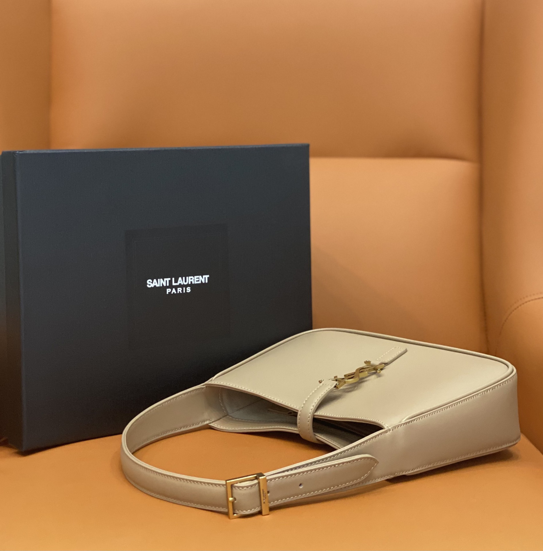 YSL LE 5 À 7 IN SMOOTH LEATHER IVOIRE NATUREL 23 X 16 X 6.5 CM - Image 6