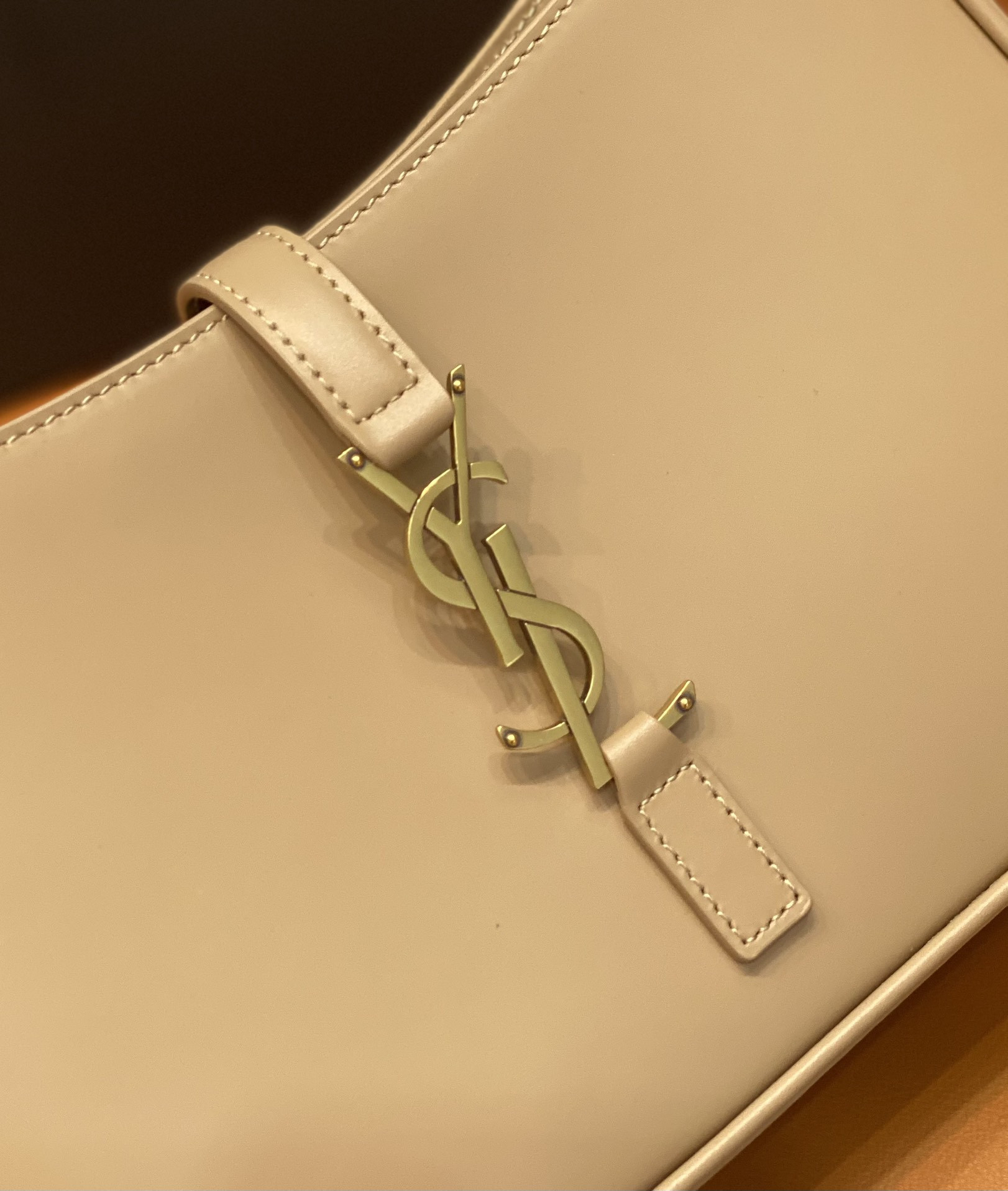 YSL LE 5 À 7 IN SMOOTH LEATHER IVOIRE NATUREL 23 X 16 X 6.5 CM - Image 7