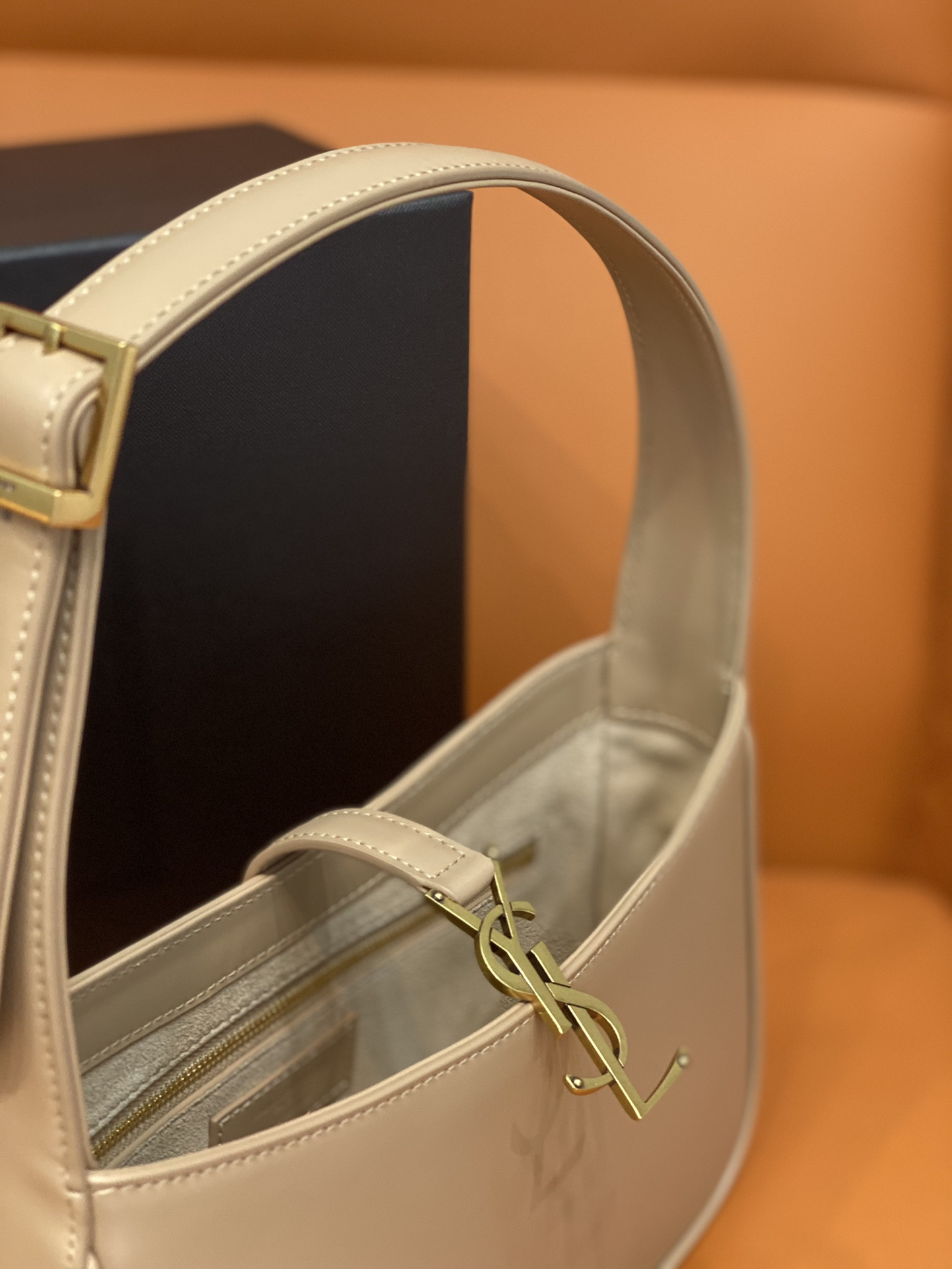 YSL LE 5 À 7 IN SMOOTH LEATHER IVOIRE NATUREL 23 X 16 X 6.5 CM - Image 9