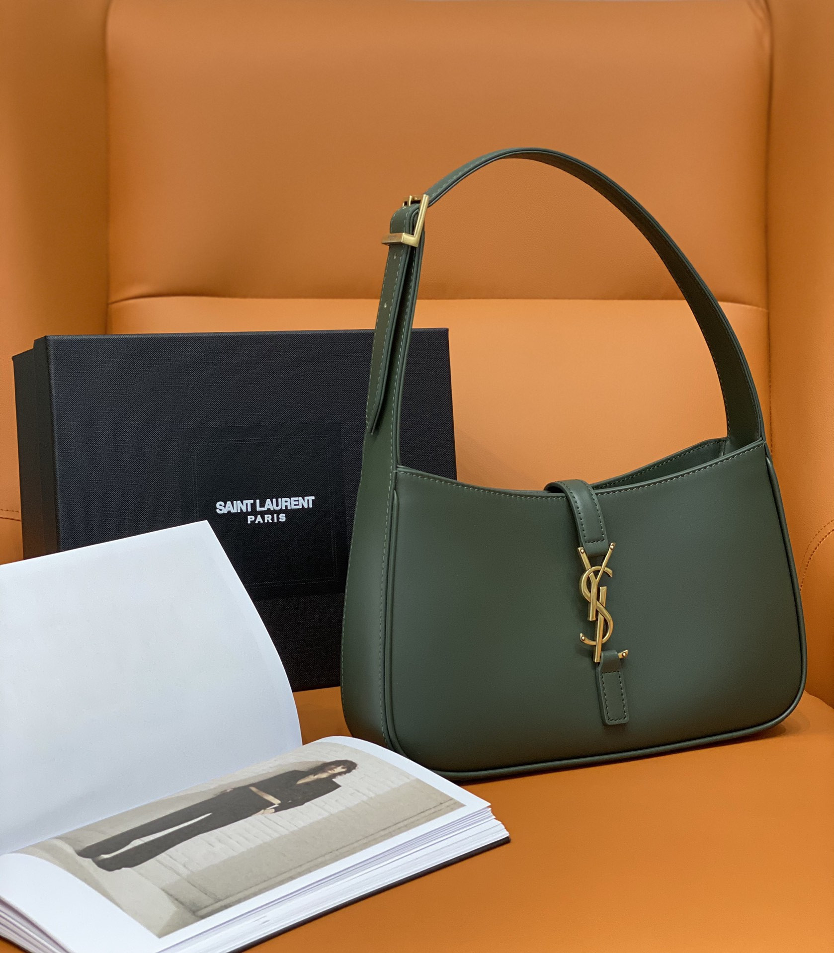 YSL LE 5 À 7 IN SMOOTH LEATHER VERT FONCE 23 X 16 X 6.5 CM