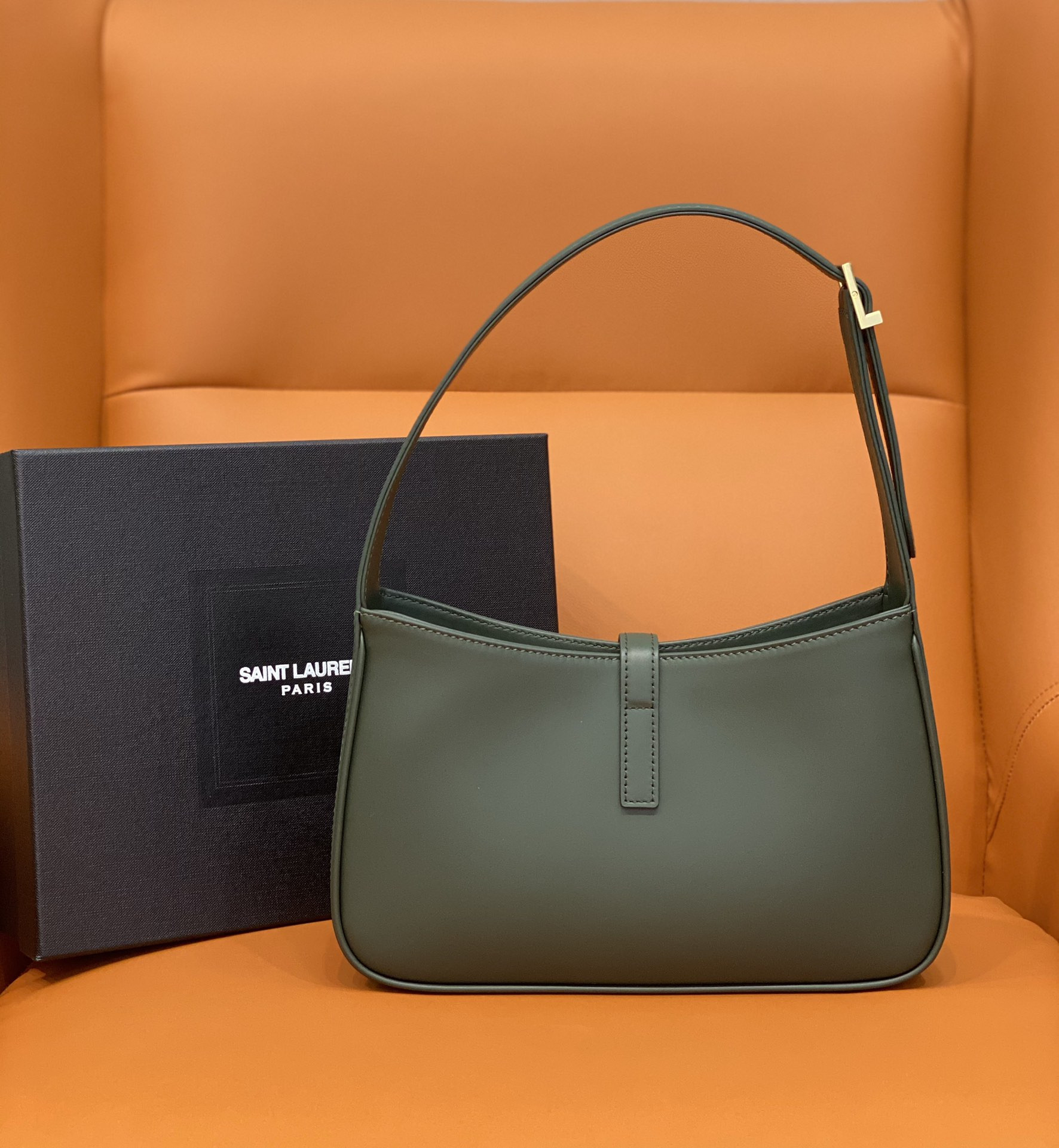 YSL LE 5 À 7 IN SMOOTH LEATHER VERT FONCE 23 X 16 X 6.5 CM - Image 4