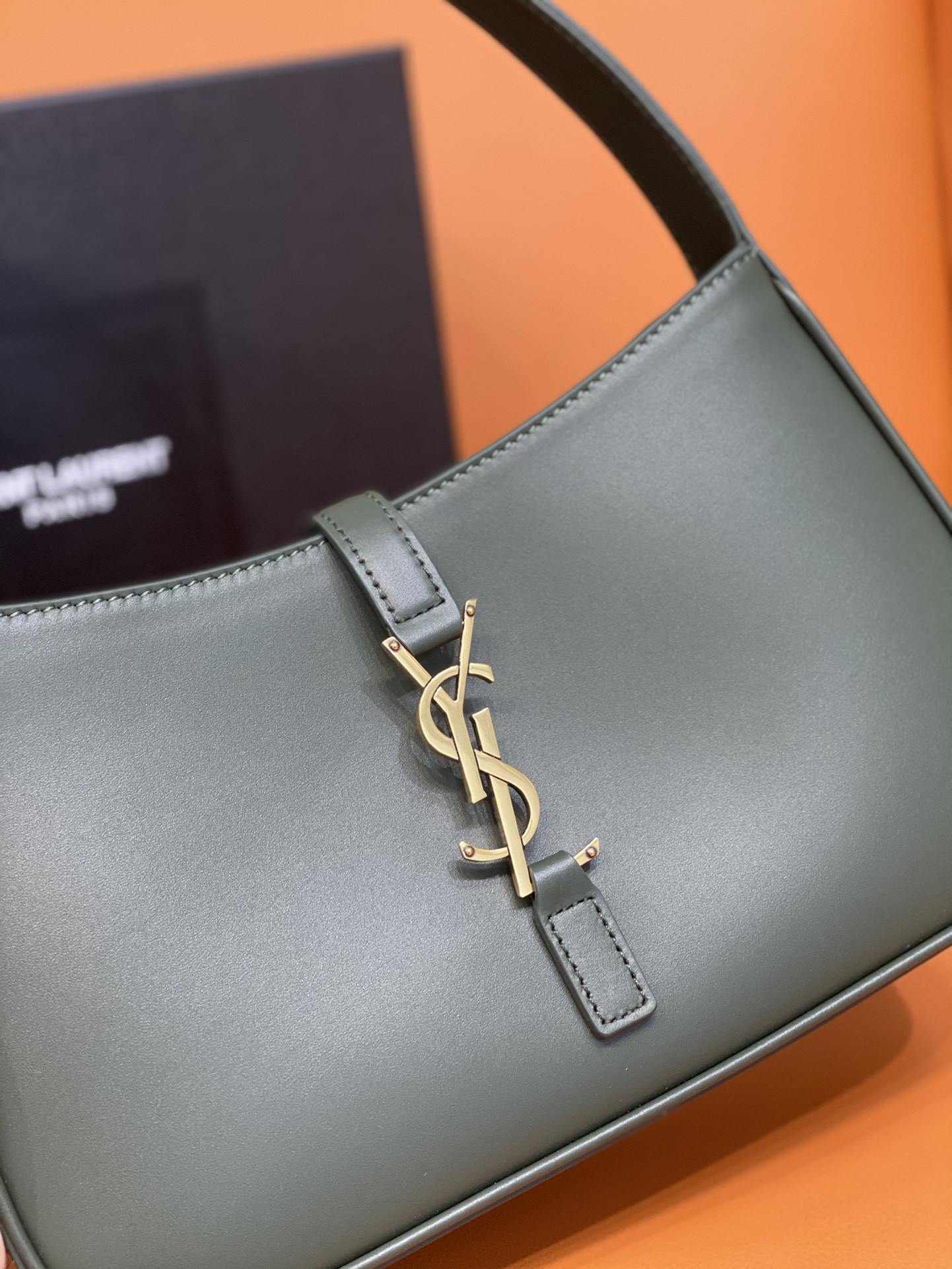YSL LE 5 À 7 IN SMOOTH LEATHER VERT FONCE 23 X 16 X 6.5 CM - Image 7