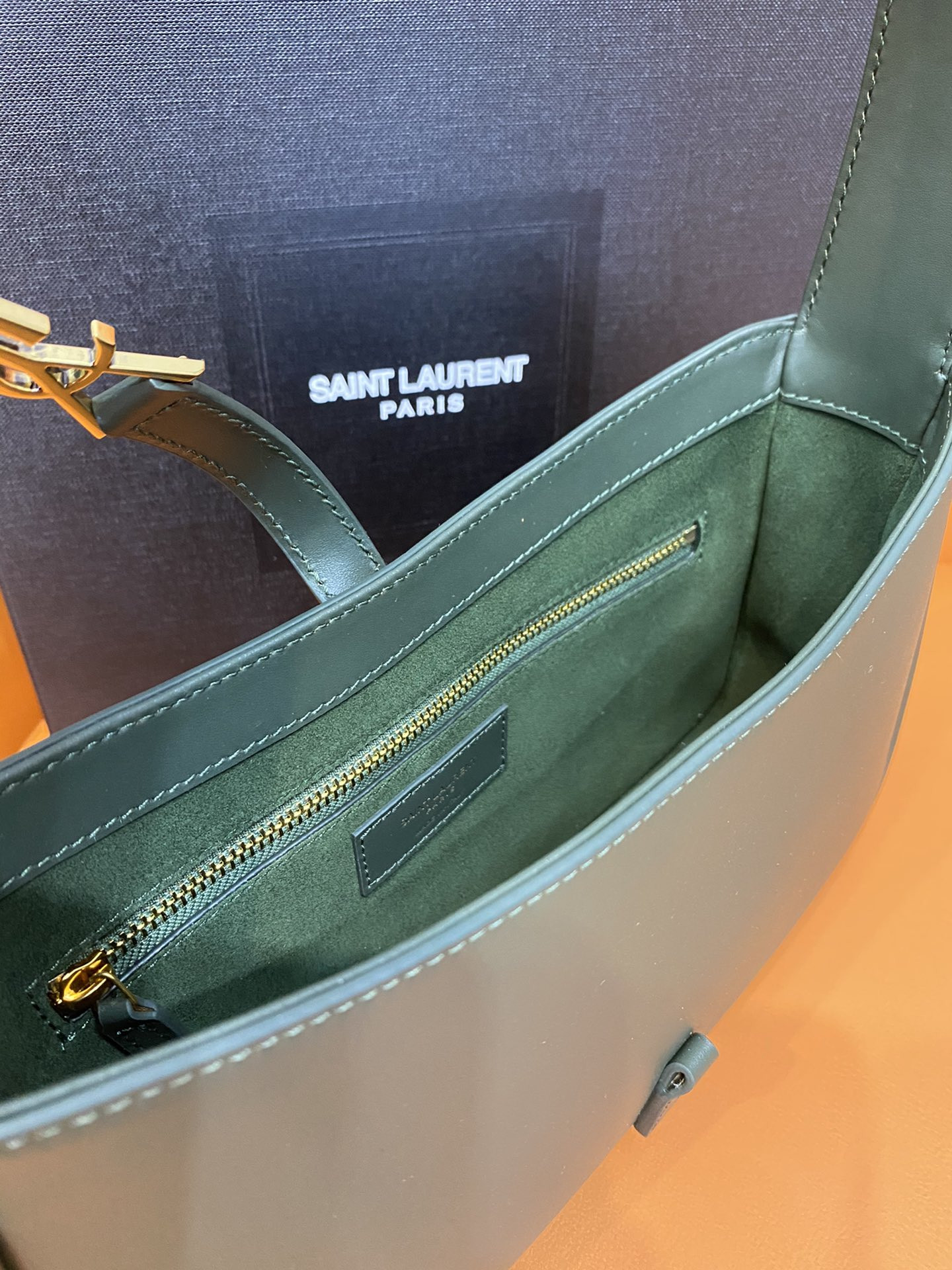 YSL LE 5 À 7 IN SMOOTH LEATHER VERT FONCE 23 X 16 X 6.5 CM - Image 9