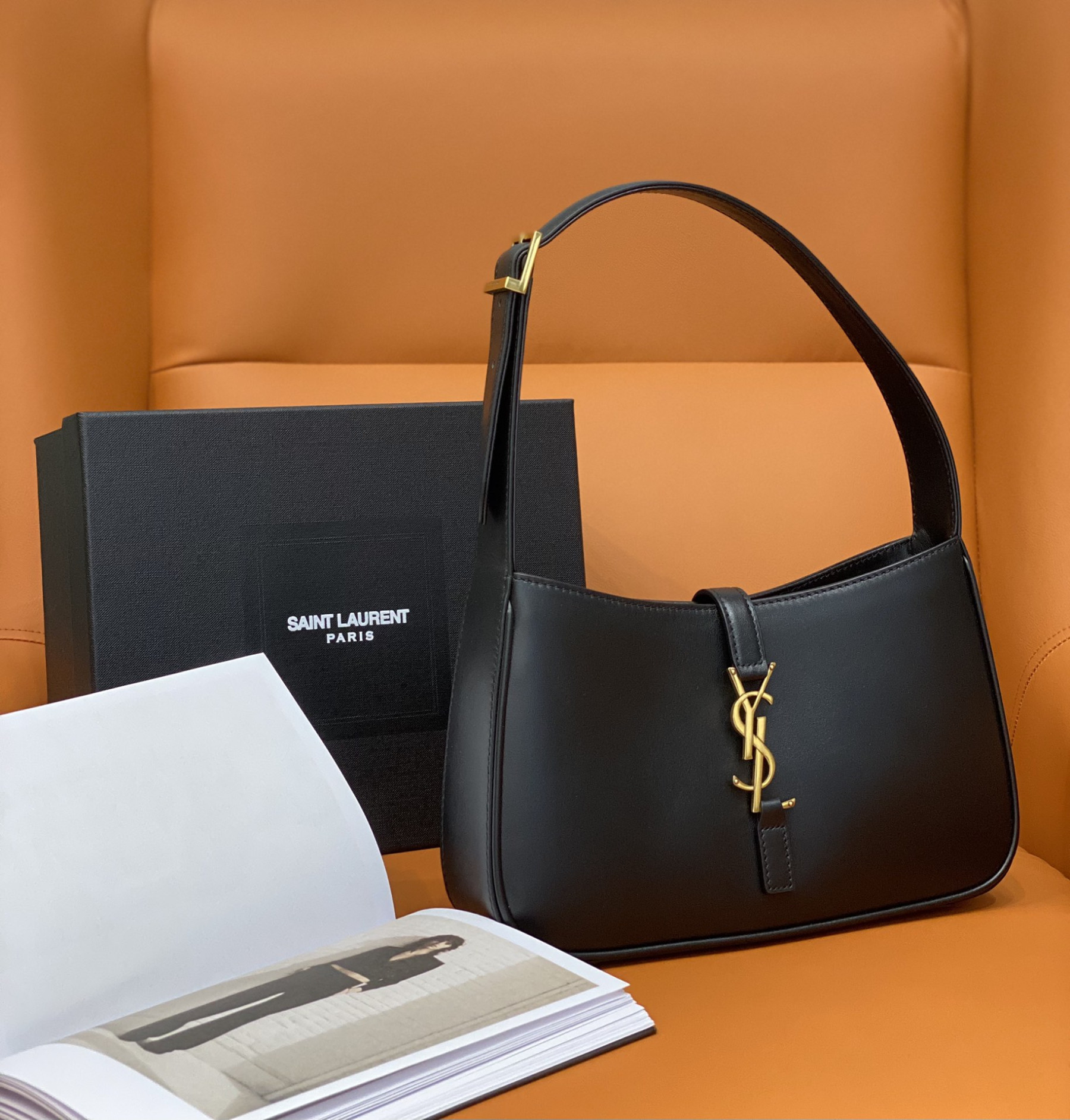 YSL LE 5 À 7 IN SMOOTH LEATHER NOIR 23 X 16 X 6.5 CM - Image 2