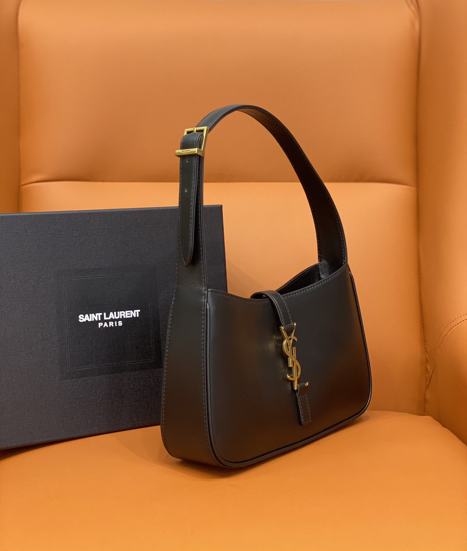 YSL LE 5 À 7 IN SMOOTH LEATHER NOIR 23 X 16 X 6.5 CM - Image 3