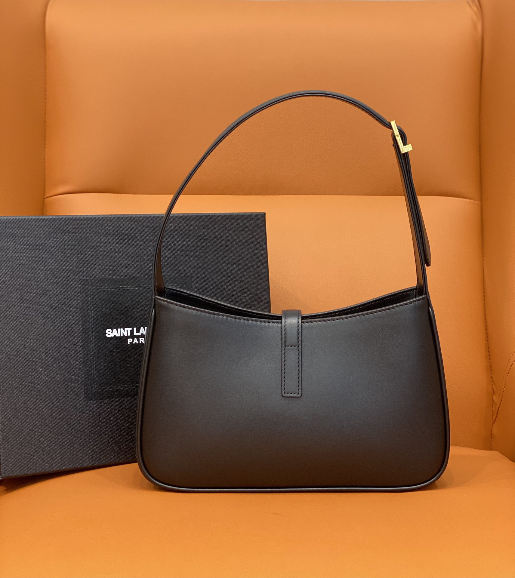 YSL LE 5 À 7 IN SMOOTH LEATHER NOIR 23 X 16 X 6.5 CM - Image 4
