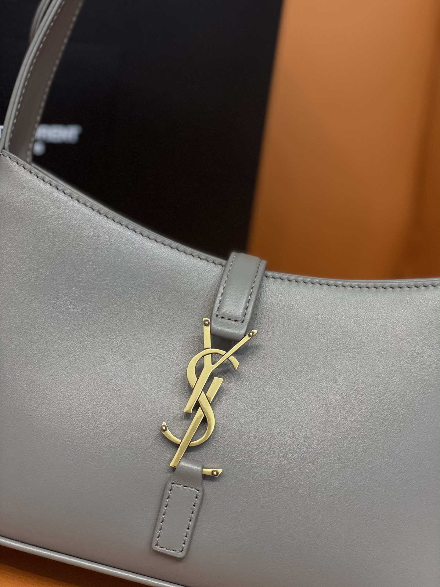 YSL LE 5 À 7 IN SMOOTH LEATHER STORM 23 X 16 X 6.5 CM - Image 7