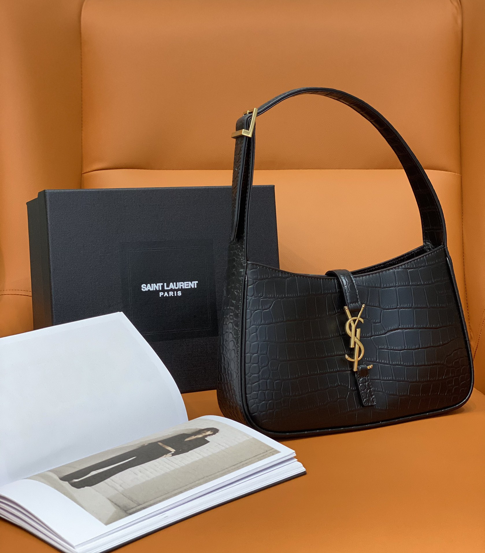 YSL LE 5 À 7 IN CROCODILE-EMBOSSED SHINY LEATHER NOIR 23 X 16 X 6.5 CM