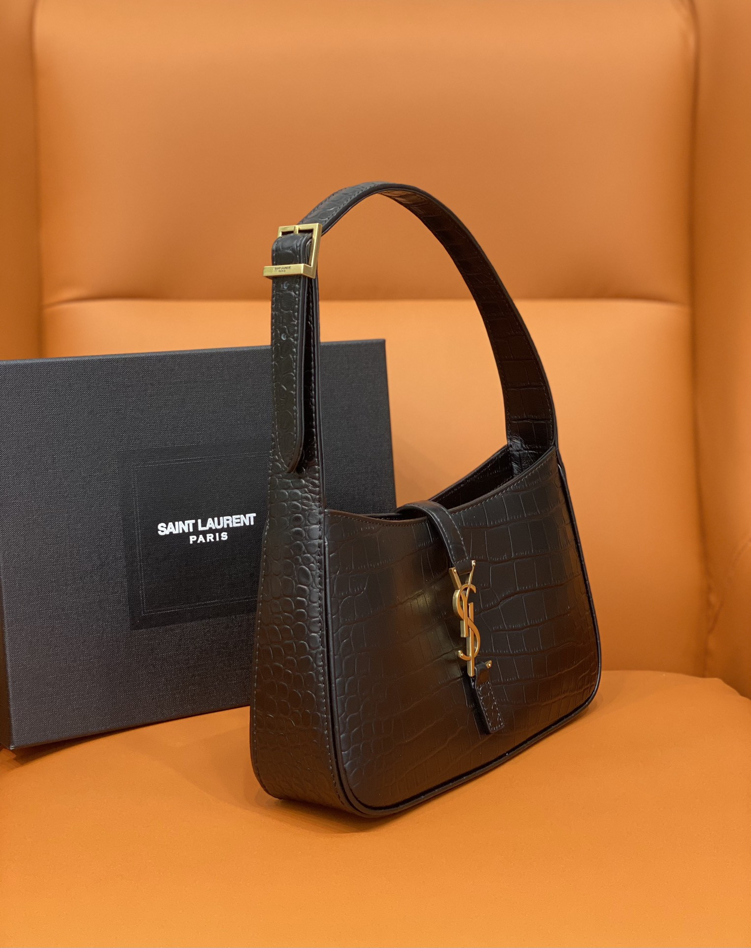 YSL LE 5 À 7 IN CROCODILE-EMBOSSED SHINY LEATHER NOIR 23 X 16 X 6.5 CM - Image 3