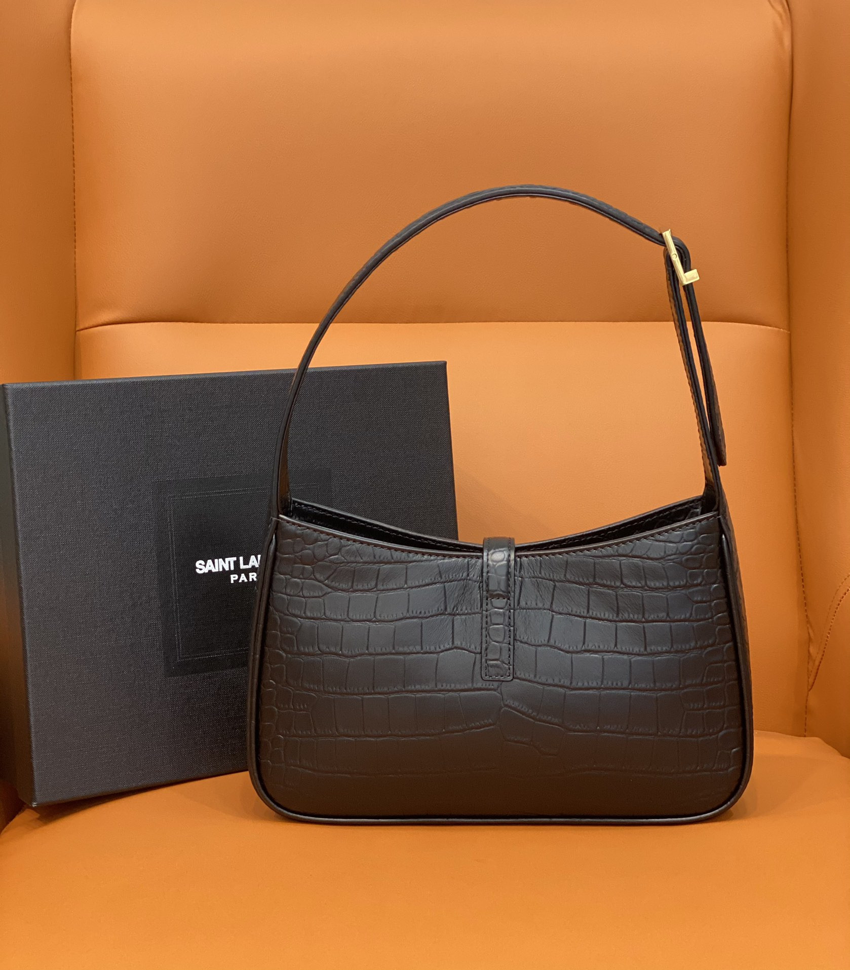 YSL LE 5 À 7 IN CROCODILE-EMBOSSED SHINY LEATHER NOIR 23 X 16 X 6.5 CM - Image 4