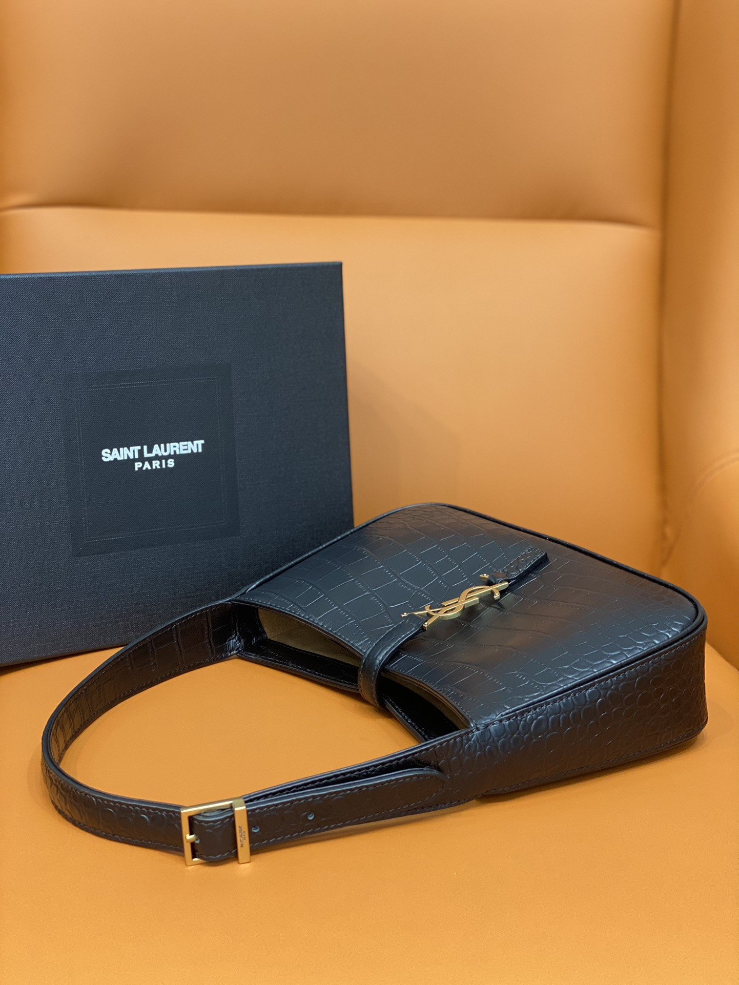 YSL LE 5 À 7 IN CROCODILE-EMBOSSED SHINY LEATHER NOIR 23 X 16 X 6.5 CM - Image 6