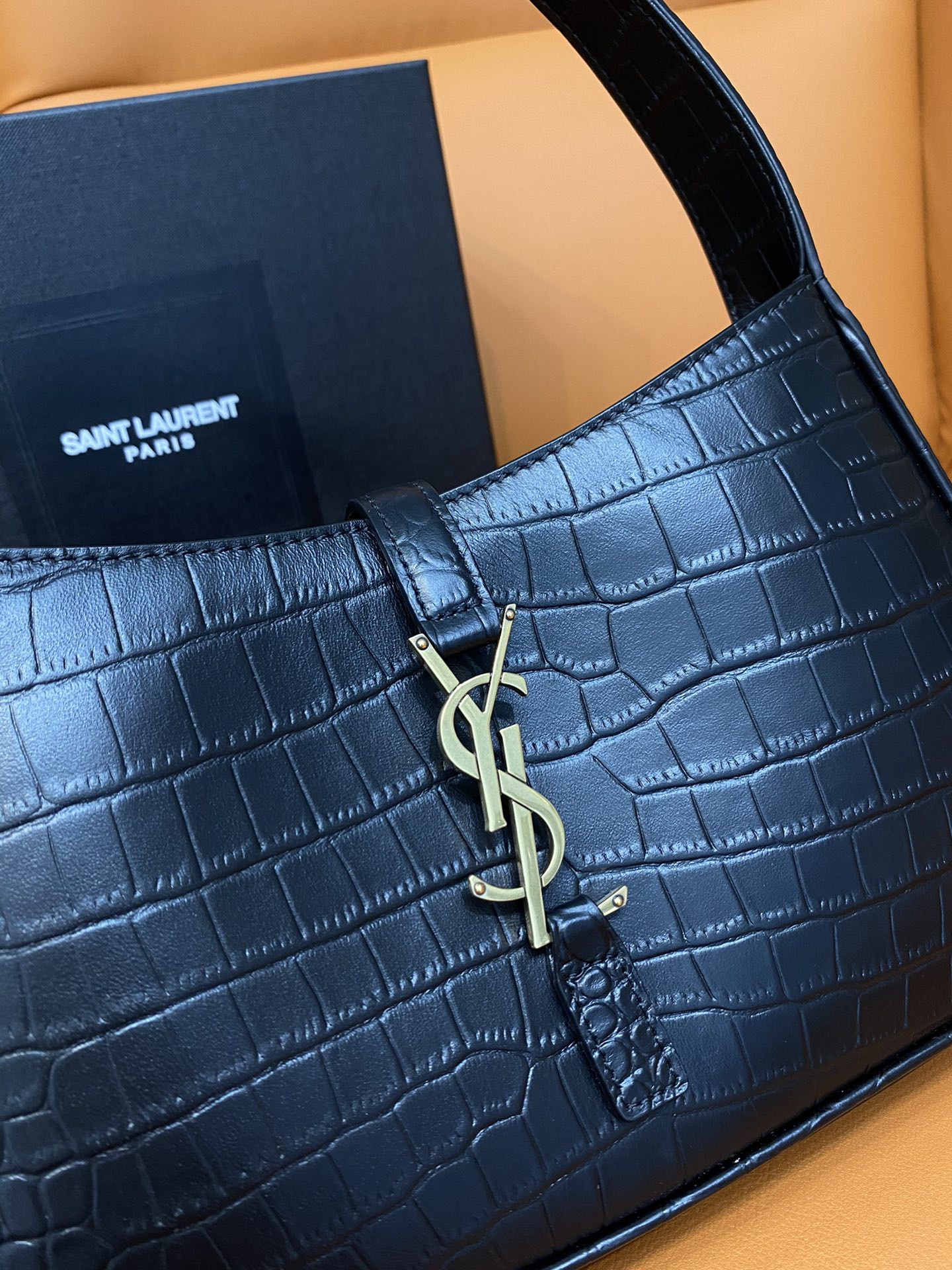 YSL LE 5 À 7 IN CROCODILE-EMBOSSED SHINY LEATHER NOIR 23 X 16 X 6.5 CM - Image 7