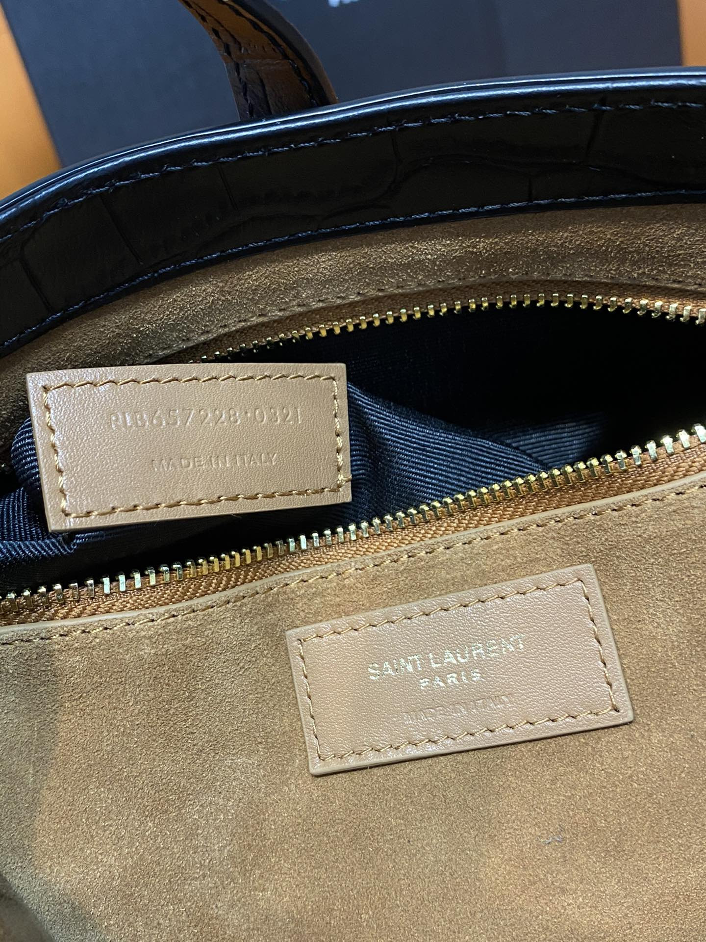 YSL LE 5 À 7 IN CROCODILE-EMBOSSED SHINY LEATHER NOIR 23 X 16 X 6.5 CM - Image 10