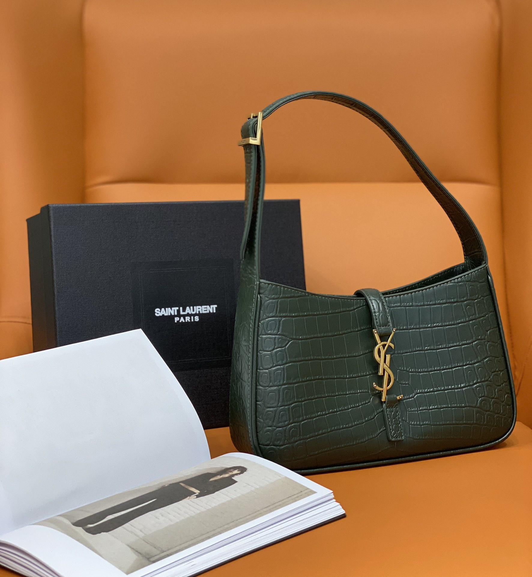YSL LE 5 À 7 IN CROCODILE-EMBOSSED SHINY LEATHER 23 X 16 X 6.5 CM - Image 2
