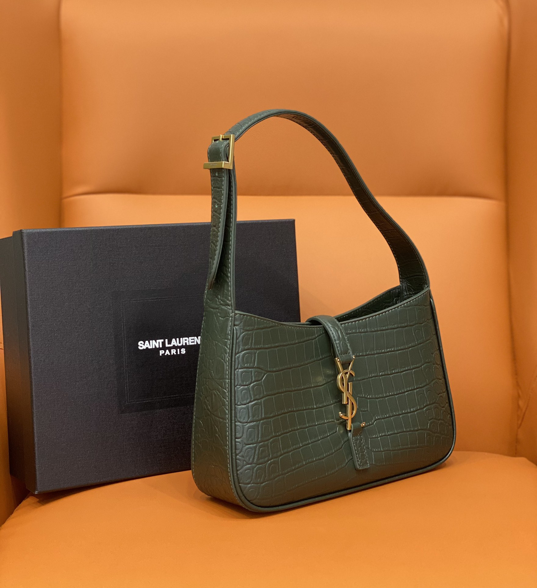 YSL LE 5 À 7 IN CROCODILE-EMBOSSED SHINY LEATHER 23 X 16 X 6.5 CM - Image 3