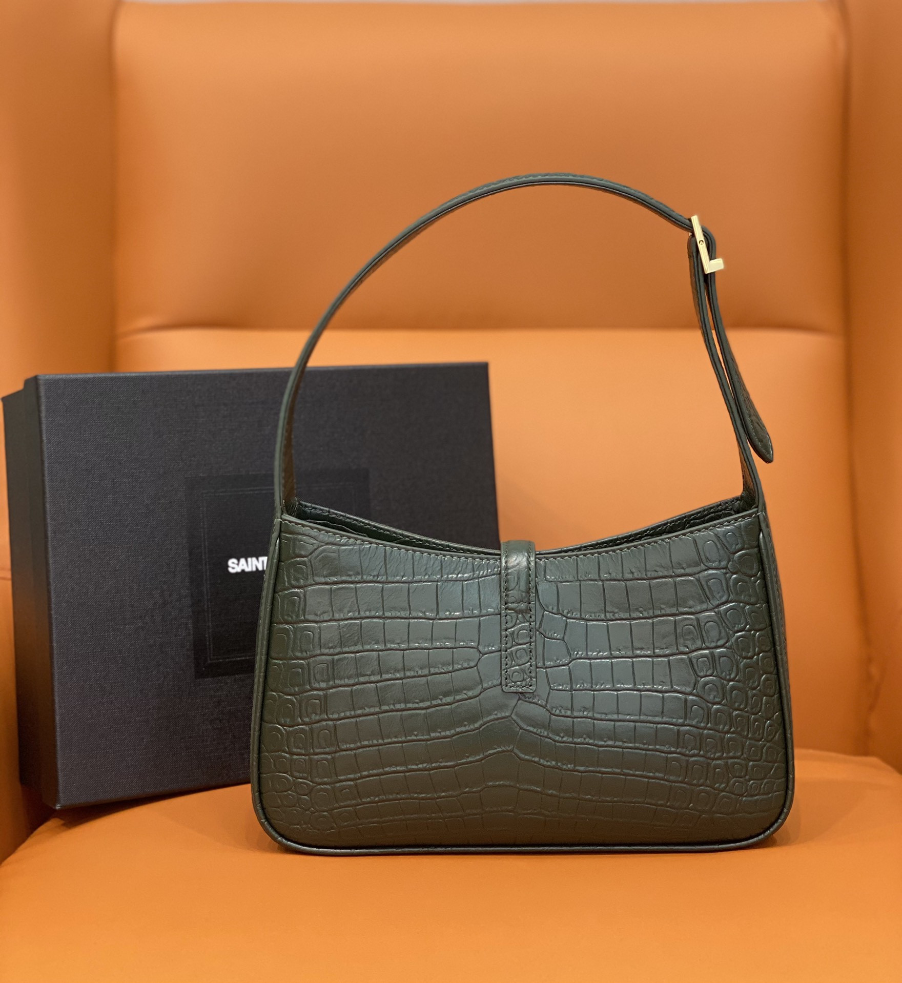 YSL LE 5 À 7 IN CROCODILE-EMBOSSED SHINY LEATHER 23 X 16 X 6.5 CM - Image 4