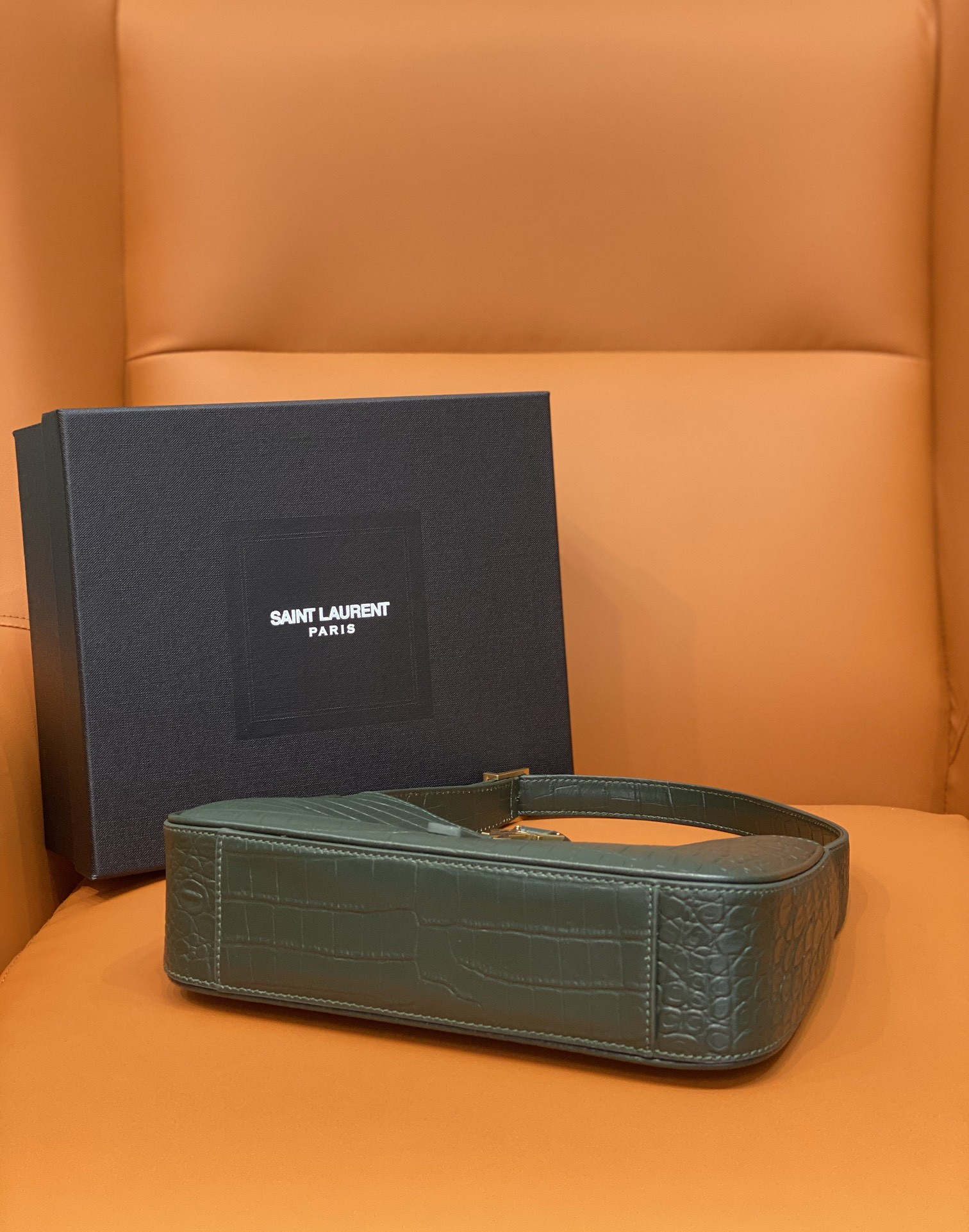 YSL LE 5 À 7 IN CROCODILE-EMBOSSED SHINY LEATHER 23 X 16 X 6.5 CM - Image 5