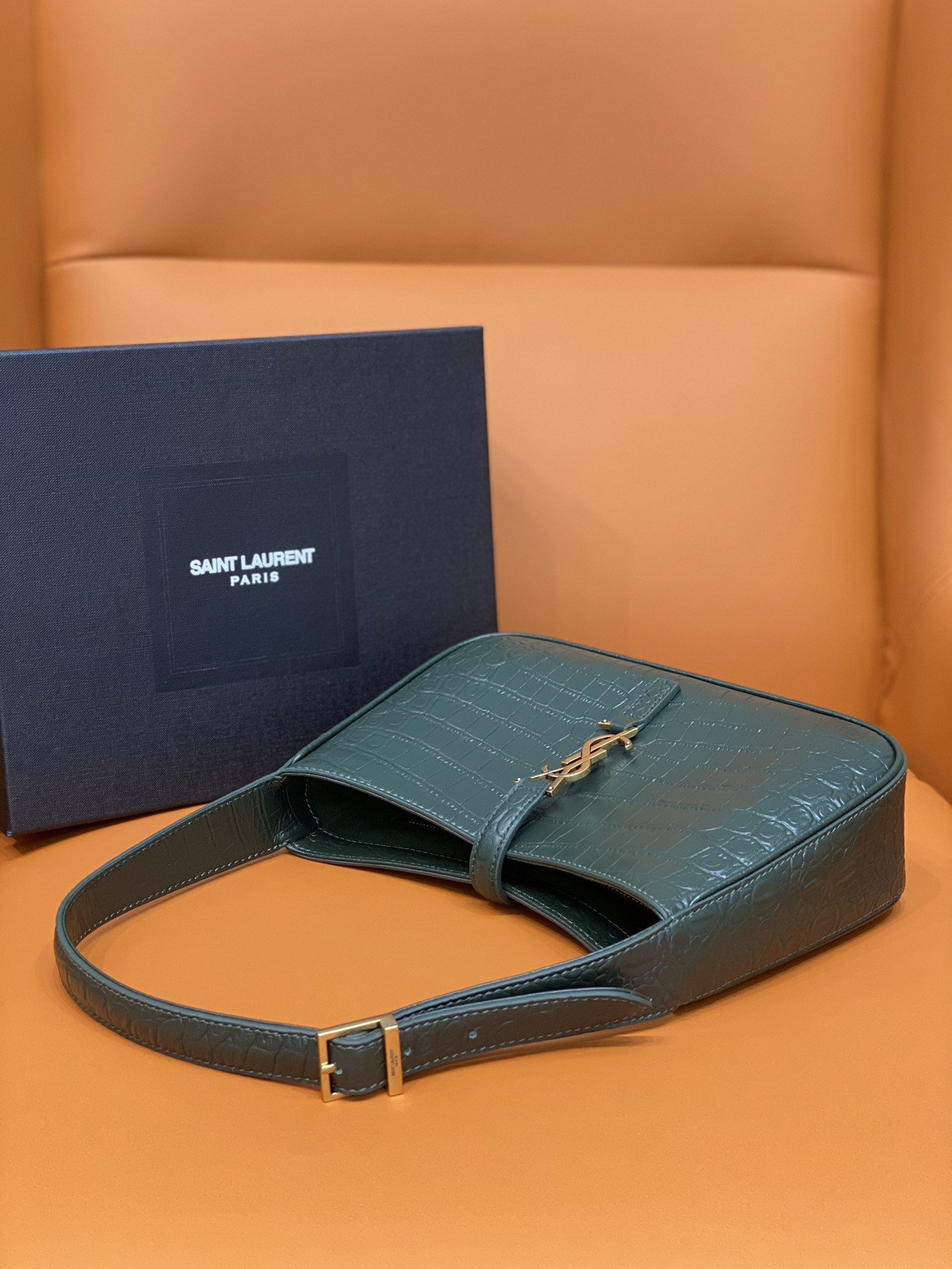 YSL LE 5 À 7 IN CROCODILE-EMBOSSED SHINY LEATHER 23 X 16 X 6.5 CM - Image 6