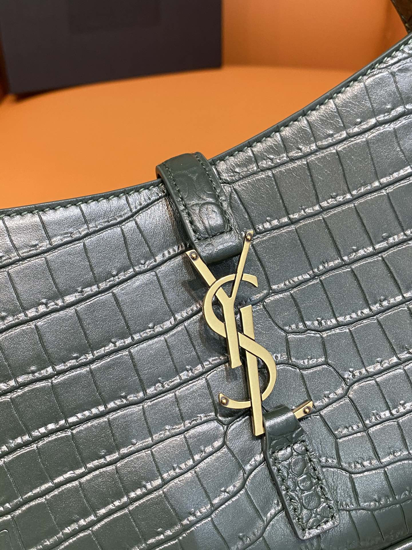 YSL LE 5 À 7 IN CROCODILE-EMBOSSED SHINY LEATHER 23 X 16 X 6.5 CM - Image 7