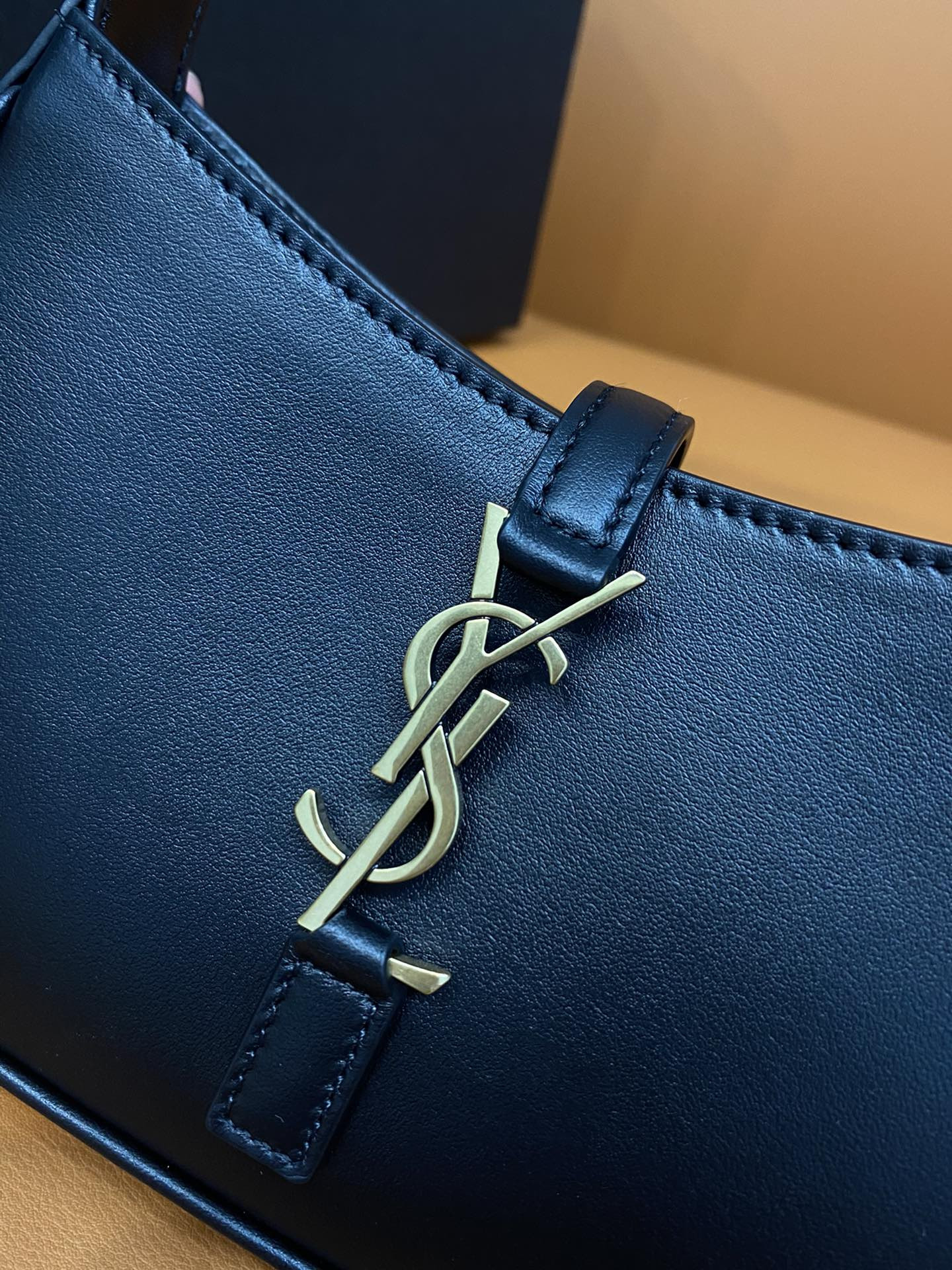 YSL MINI LE 5 À 7 IN SMOOTH LEATHER NOIR 19 X 11.5 X 4.5 CM - Image 7