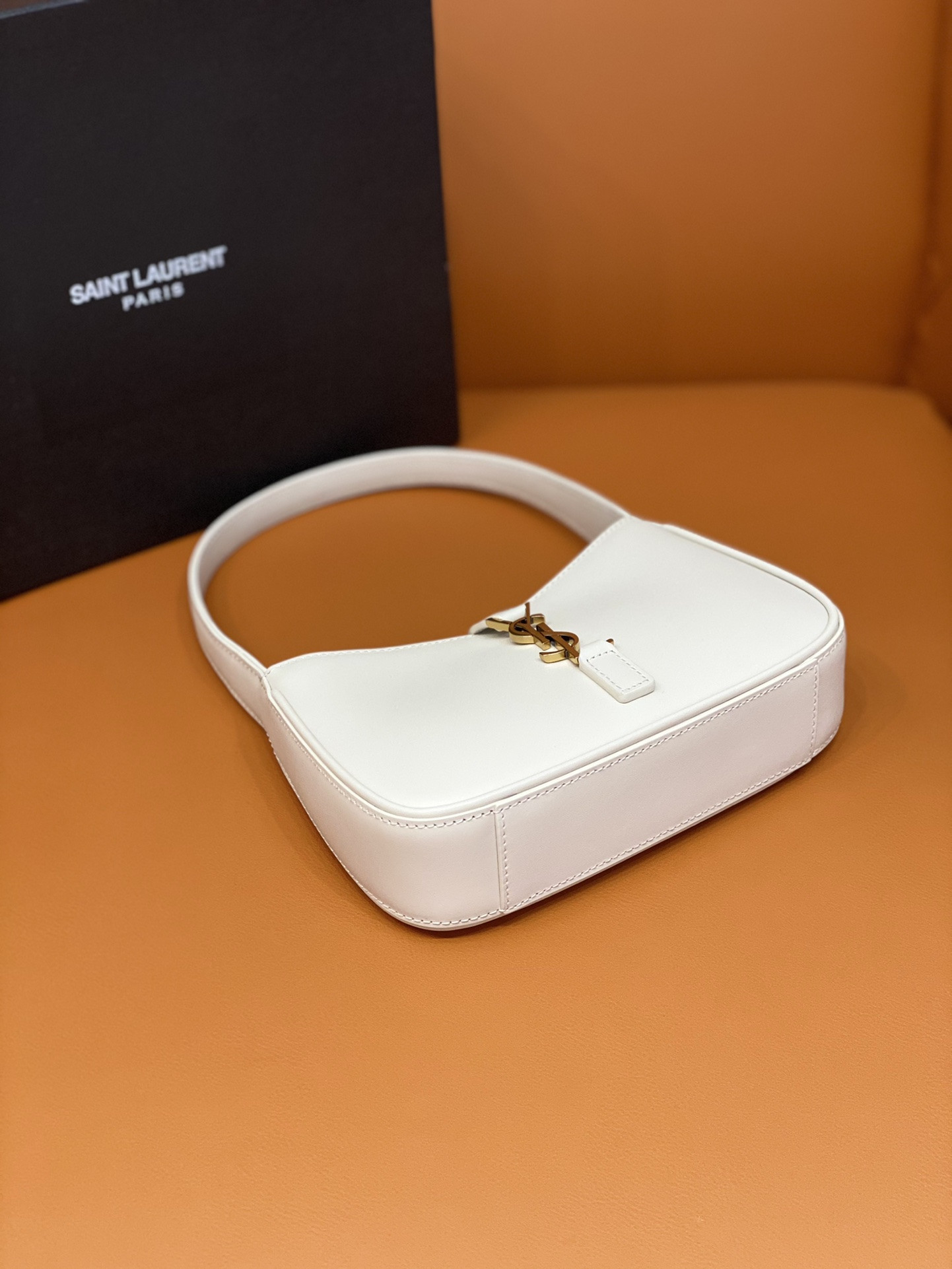 YSL MINI LE 5 À 7 IN SMOOTH LEATHER BLANC VINTAGE 19 X 11.5 X 4.5 CM - Image 5