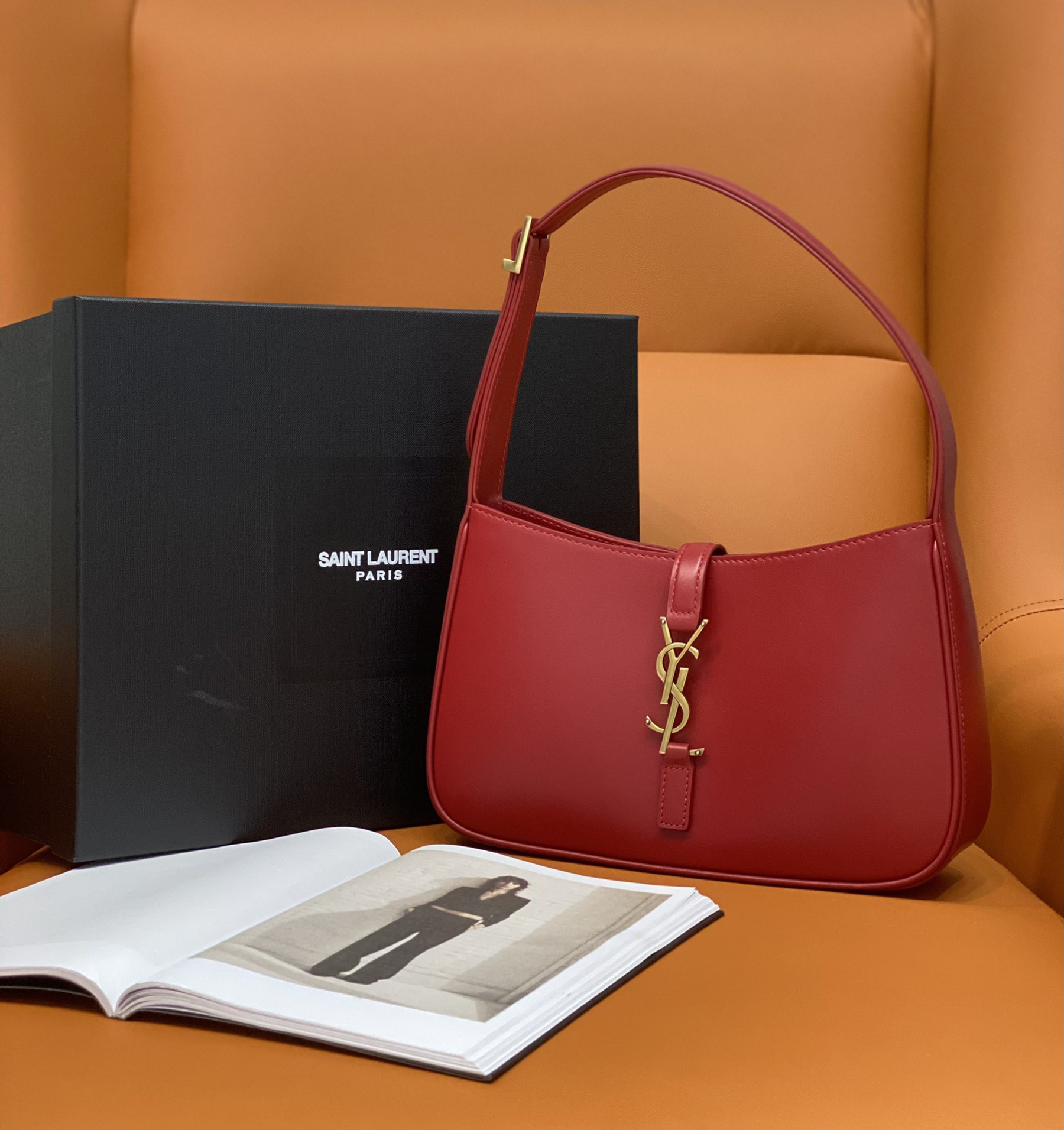 YSL LE 5 À 7 IN SMOOTH LEATHER BLANC Red 23 X 16 X 6.5 CM - Image 10