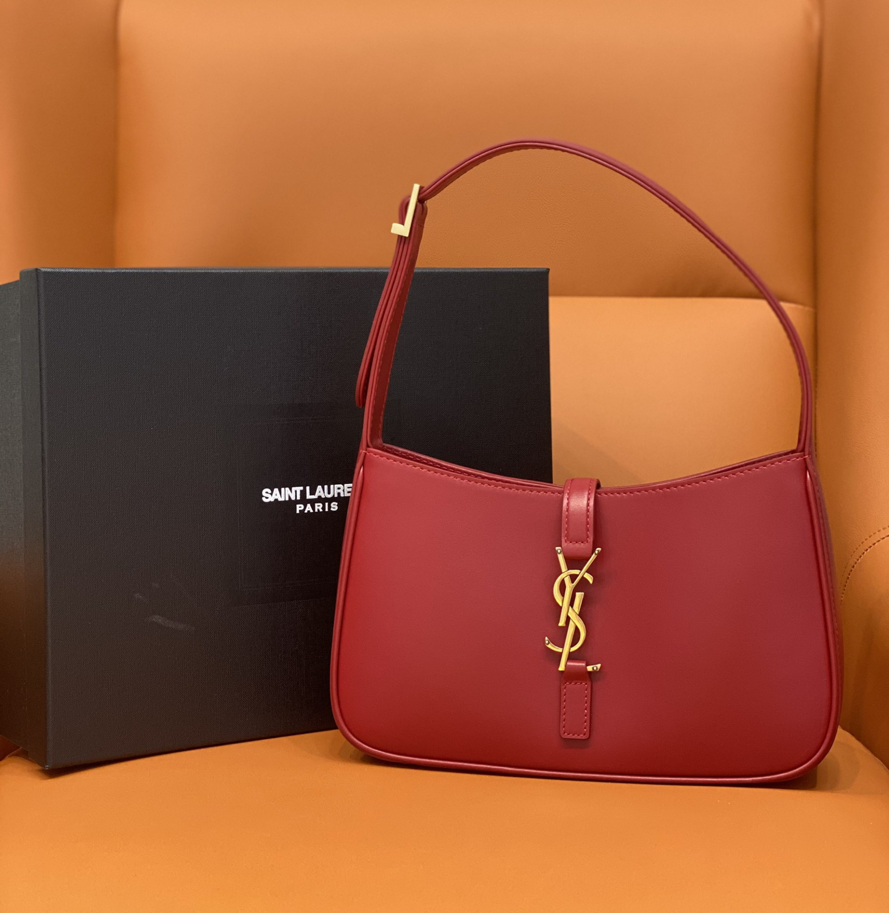 YSL LE 5 À 7 IN SMOOTH LEATHER BLANC Red 23 X 16 X 6.5 CM - Image 2