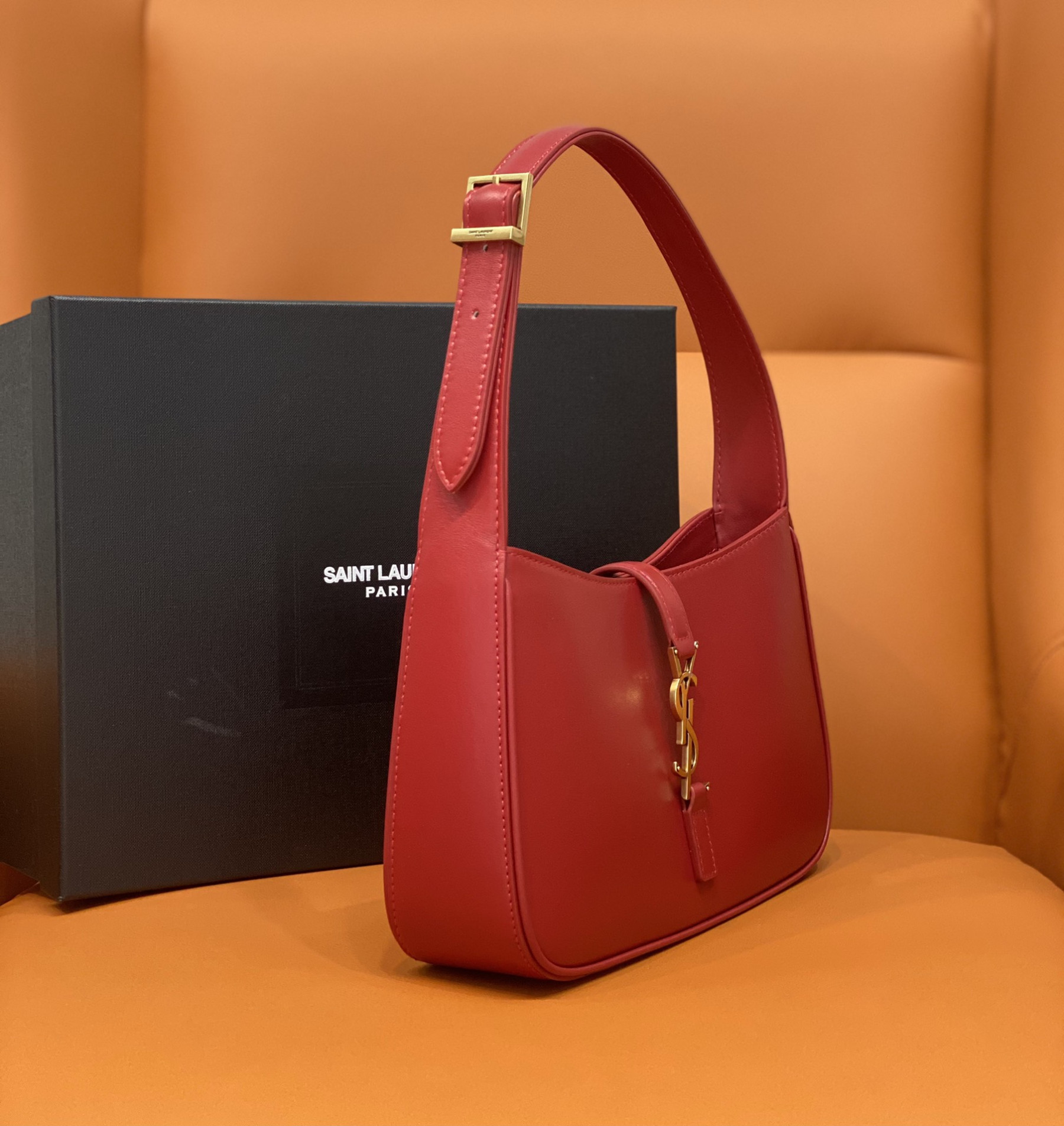 YSL LE 5 À 7 IN SMOOTH LEATHER BLANC Red 23 X 16 X 6.5 CM - Image 3