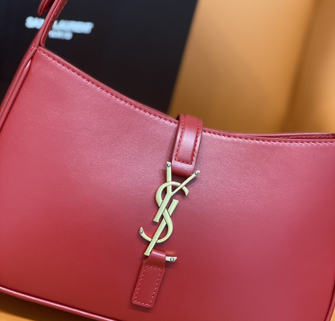 YSL LE 5 À 7 IN SMOOTH LEATHER BLANC Red 23 X 16 X 6.5 CM - Image 6