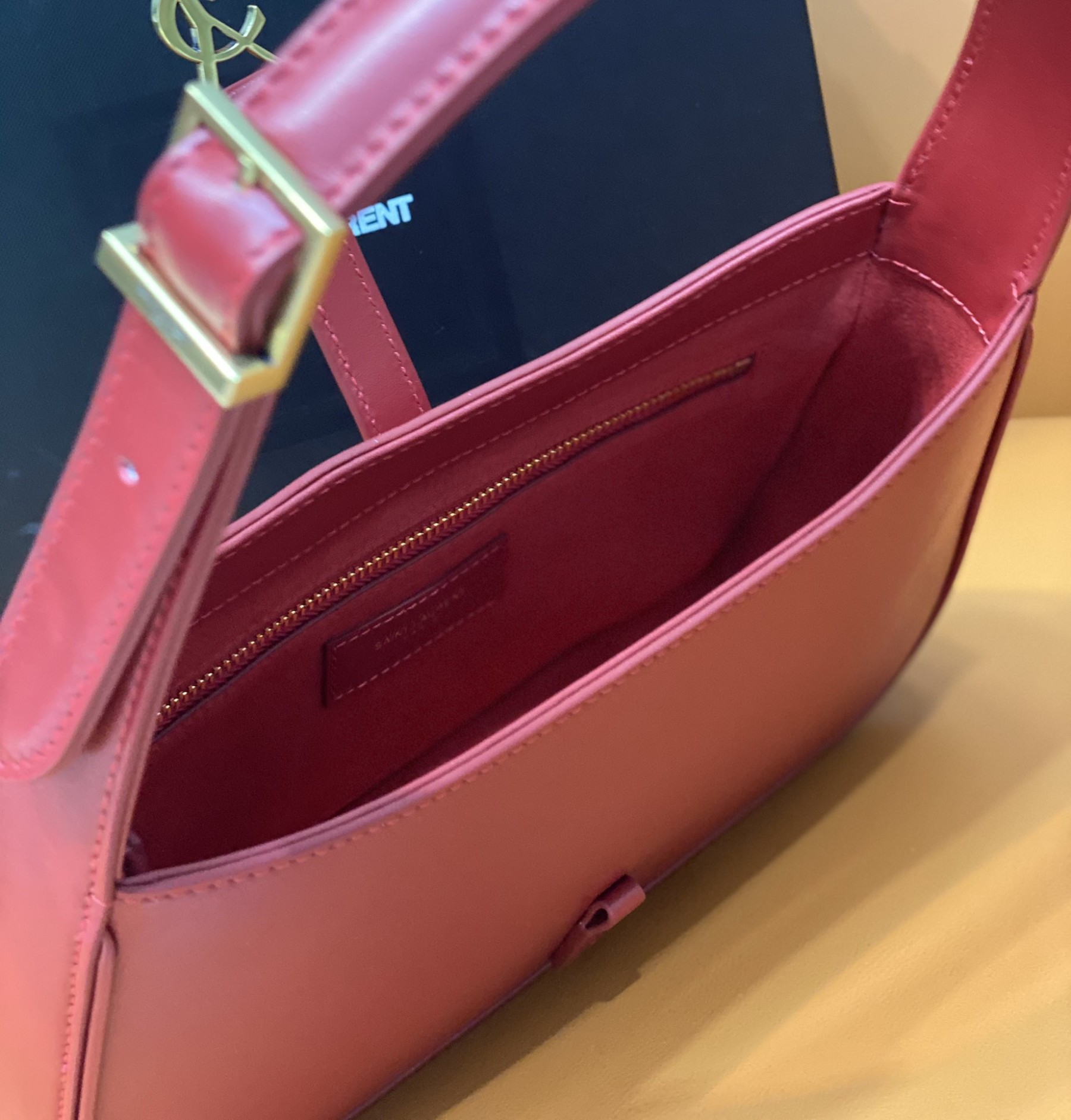 YSL LE 5 À 7 IN SMOOTH LEATHER BLANC Red 23 X 16 X 6.5 CM - Image 8