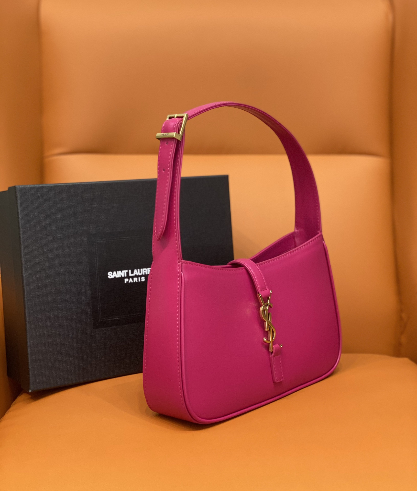 YSL LE 5 À 7 IN SMOOTH LEATHER BLANC Pink 23 X 16 X 6.5 CM - Image 3
