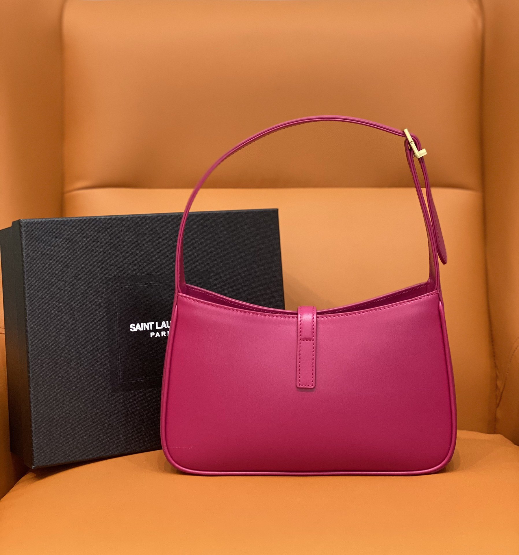 YSL LE 5 À 7 IN SMOOTH LEATHER BLANC Pink 23 X 16 X 6.5 CM - Image 4