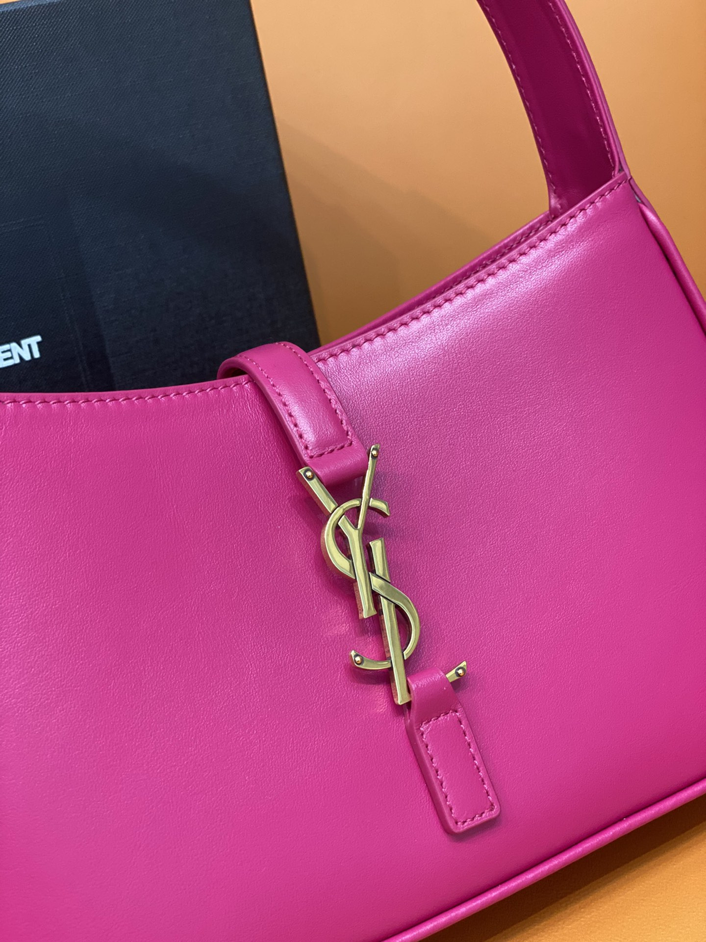 YSL LE 5 À 7 IN SMOOTH LEATHER BLANC Pink 23 X 16 X 6.5 CM - Image 7