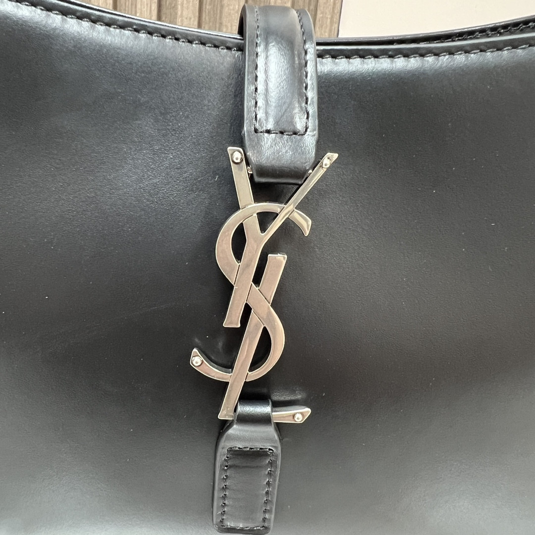 YSL LE 5 À 7 IN SMOOTH LEATHER NOIR SILVER 9 X 6.3 X 2.5 INCHES - Image 7