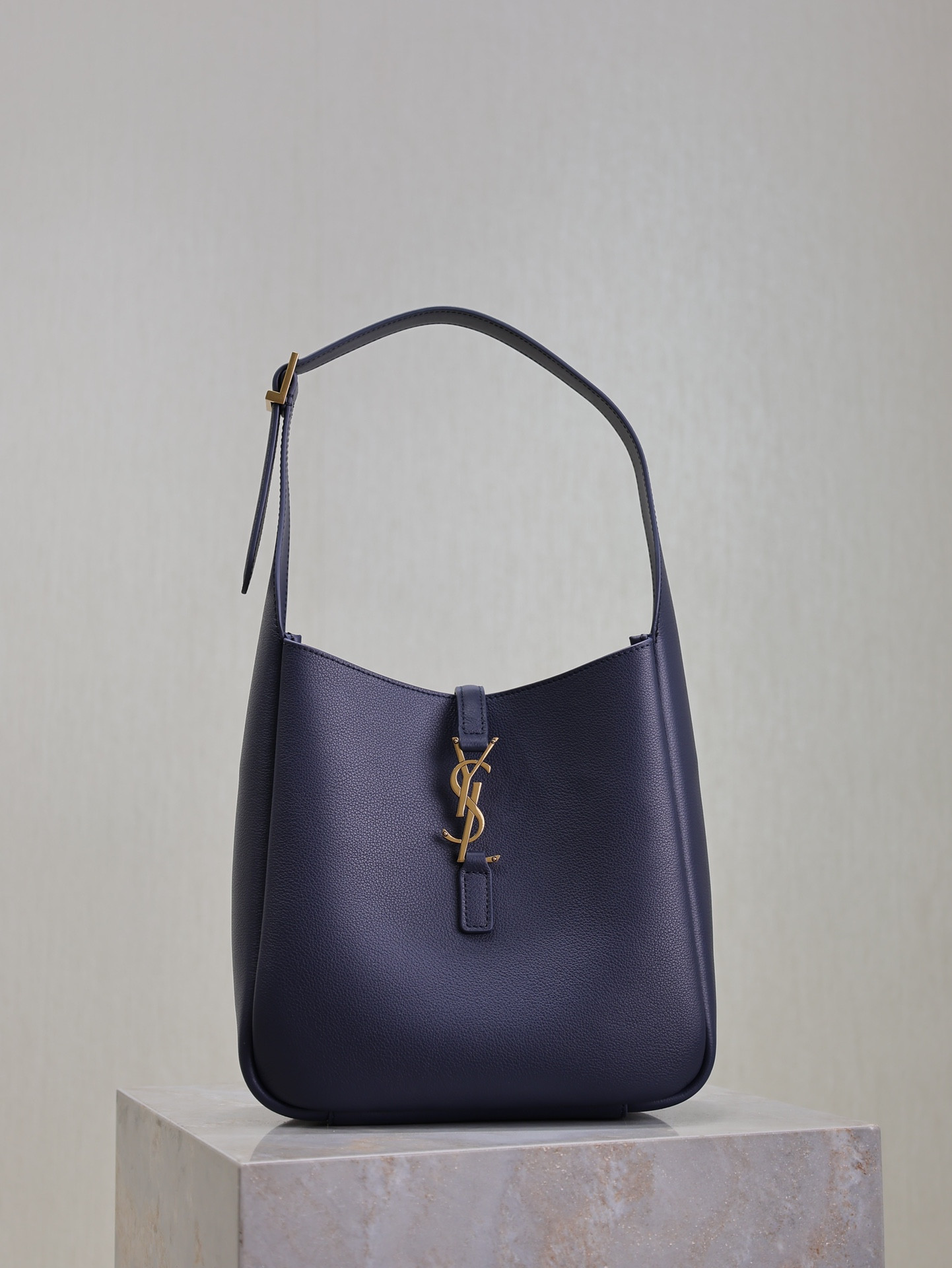 YSL LE 5 À 7 supple small IN GRAINED LEATHER 23x22x8.5cm